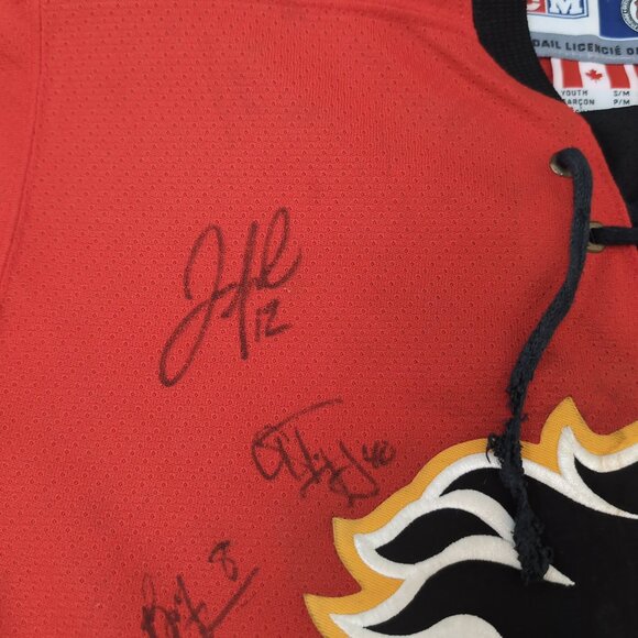 CCM Calgary Flames Youth Hockey Jersey Red/Black – Autographed S/M - Picture 4 of 12